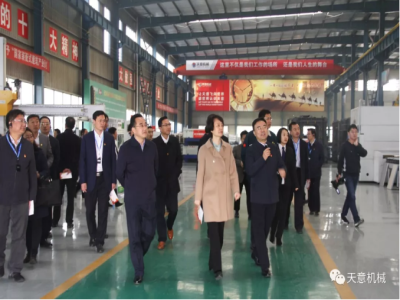 濟(jì)寧市委常委、組織部部長(zhǎng)孔凡萍帶領(lǐng)全市“兩新”組織黨建工作現(xiàn)場(chǎng)觀摩團(tuán)蒞臨天意機(jī)械調(diào)研指導(dǎo)